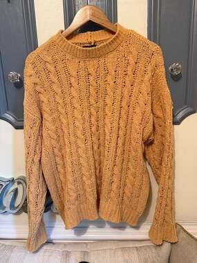 American Eagle Outfitters Yellow Cable Knit Plush Sweater Size Large